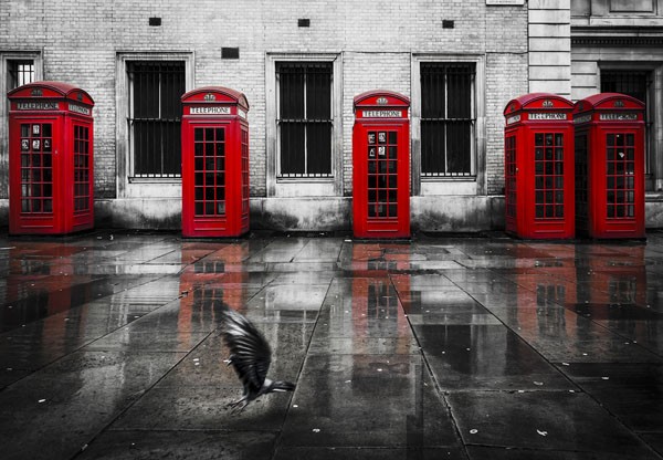 Vladimir Kostka, PHONE BOOTHS I (rote Telefonzellen, England, Regen, Pfützen, Häuser, Reflexionen, Colorspot, Fotokunst, Wunschgröße, Wohnzimmer, Treppenhaus, rot/schwarz/weiß)