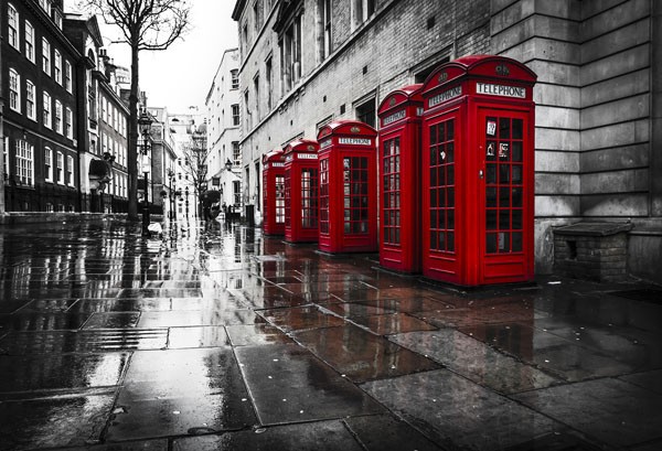 Vladimir Kostka, PHONE BOOTHS III (rote Telefonzellen, England, Regen, Pfützen, Häuser, Reflexionen, Colorspot, Fotokunst, Wunschgröße, Wohnzimmer, Treppenhaus, rot/schwarz/weiß)