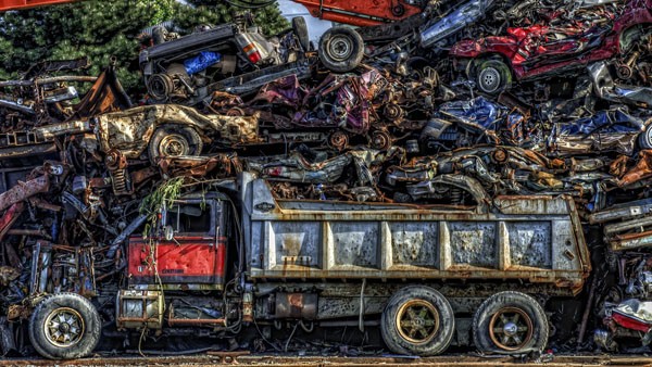 Vladimir Kostka, Recycled (Schrottplatz, Schrottautos, Fahrzeuge, Recycling, Fotokunst, Wunschgröße, Wohnzimmer, Treppenhaus, bunt)