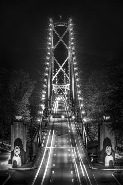 Vladimir Kostka, Liongate Bridge (Brücke, Hängebrücke, Lions Gate Bridge, Kanada, British Columbia, Nachtszene, Beleuchtung, Architektur, Konstruktion, Wunschgröße, Fotokunst, Wohnzimmer, Treppenhaus, schwarz/weiß)