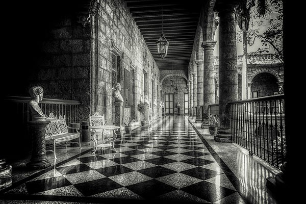 Vladimir Kostka, Church Hallway (Kirche, Architektur, Kirchenschiffe, Mamorboden, mystisch,  Fotokunst, Wunschgröße, Wohnzimmer, Treppenhaus, schwarz/weiß)