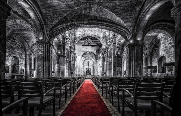 Vladimir Kostka, Church in Cuba Red (Kirche, Architektur, Mittelschiff, roter Teppich, Kuba, Colorspot, Fotokunst, Wunschgröße, Wohnzimmer, Treppenhaus, rot/schwarz/weiß)