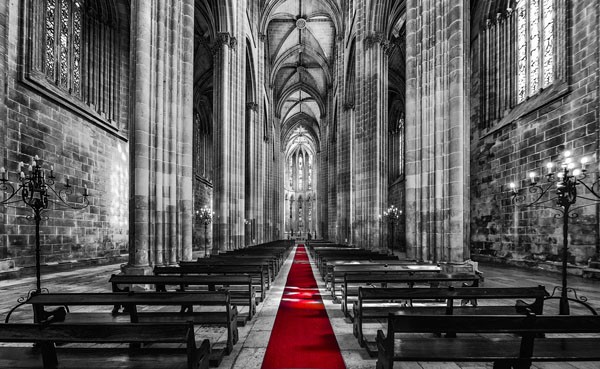 Vladimir Kostka, Church Mosteiro da Batalha (Kirche, Architektur, Mittelschiff, roter Teppich, Kuba, Colorspot, Fotokunst, Wunschgröße, Wohnzimmer, Treppenhaus, rot/schwarz/weiß)