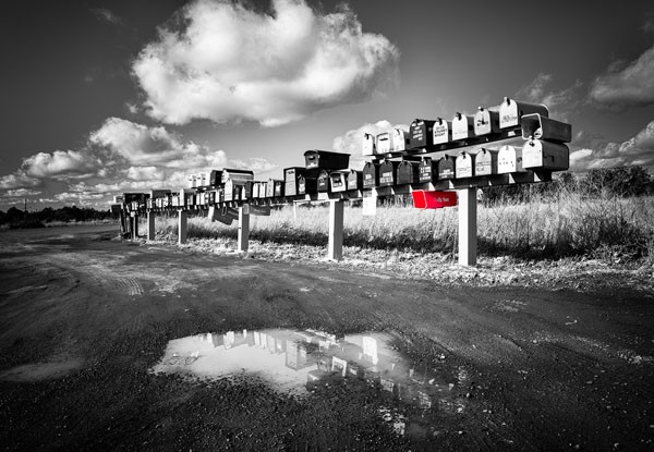 Vladimir Kostka, Mail Boxes Red (Briefkästen, Postboxen, Landschaft, Weg, Pfützen, Colorspot, Fotokunst, Wunschgröße, Wohnzimmer, Treppenhaus, schwarz/weiß/rot)