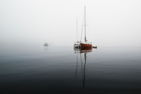 Vladimir Kostka, Dreamy Sail Boats (See, Segelboot, Nebel, Dunst, diffus, mystisch, Fotokunst, Wunschgröße, Wohnzimmer, Treppenhaus, bunt)