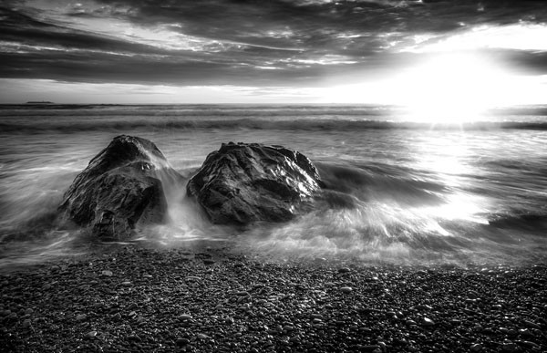 Vladimir Kostka, SUNSET OCEAN BW (Sonnenuntergang,Meeresbrise, Meer, Ozean, Strömung, Felsen, Horizont, Reflexionen, Spiegelungen, Stimmung, Fotokunst, Wunschgröße, Wohnzimmer, Treppenhaus, schwarz/weiß)