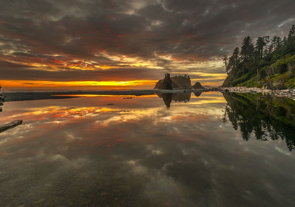 Vladimir Kostka, SUNSET LAKE (Sonnenuntergang, Landschaft, See, Reflexionen, Spiegelungen, Stimmung, Abendlicht, Fotokunst, Wunschgröße, Wohnzimmer, Treppenhaus, bunt)