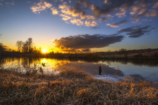 Vladimir Kostka, SUNSET RIVER II (Sonnenuntergang, Landschaft, Fluss, Reflexionen, Spiegelungen, Stimmung, Fotokunst, Wunschgröße, Wohnzimmer, Treppenhaus, bunt)