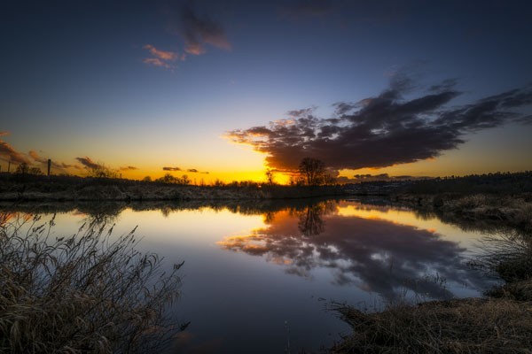 Vladimir Kostka, SUNSET RIVER III (Sonnenuntergang, Landschaft, Fluss, Reflexionen, Spiegelungen, Stimmung, Fotokunst, Wunschgröße, Wohnzimmer, Treppenhaus, bunt)