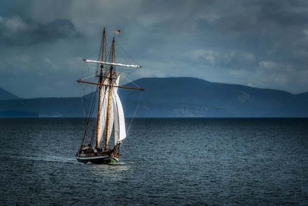 Vladimir Kostka, SAILING AWAY (Segelboot, Segelsport, Wassersport, Meer, Meeresbrise, Fotografie, Wunschgröße, Wohnzimmer, Treppenhaus, Badezimmer, bunt)