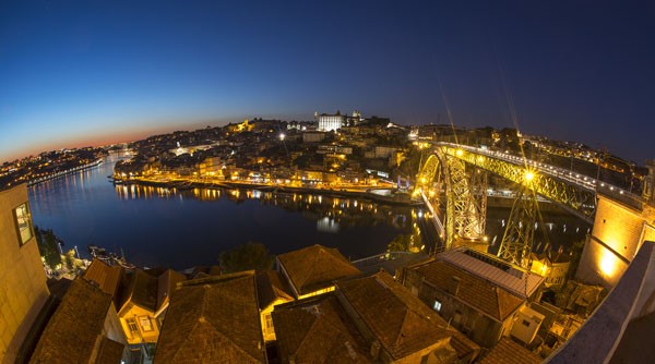 Vladimir Kostka, PORTO VIEW (Luftbild, Vogelperspektive, Fischauge, Stadt, Nachtszene, Beleuchtung, Fluss, Fotokunst, Wunschgröße, Wohnzimmer, Treppenhaus,  bunt)