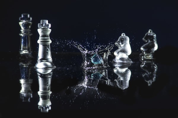 Vladimir Kostka, WATER CHESS I (Schachfiguren, Glasfiguren, Wasser, Spiegelungen, Wasserschach, Colorspot, Fotokunst, Wunschgröße, Wohnzimmer, Treppenhaus, blau/schwarz/weiß)