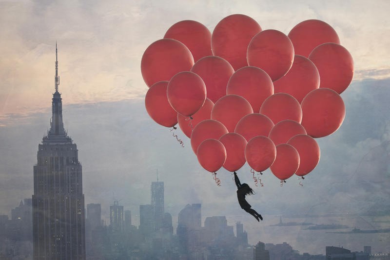 Ashley Davis, NY BALLOONS (New York, Städte,  Mädchen, rote Luftballons, schweben, surreal, Wohnzimmer, Treppenhaus, modern, Luftbild, Fotokunst, Wunschgröße, bunt)