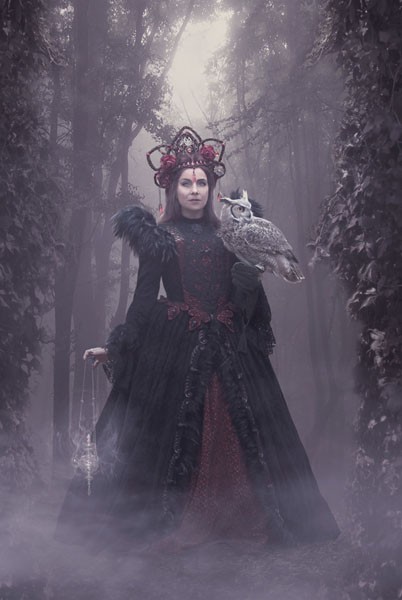 Babette, WOODS OF WISDOM (Magierin, Weisheit, Personifizierung, Eule, Symbol,  Bäume, mystisch, Fantasy, Märchen, Traumwelt, Gothic, Jugendzimmer,  Wohnzimmer, Treppenhaus, Wunschgröße, Digitalkunst, bunt)