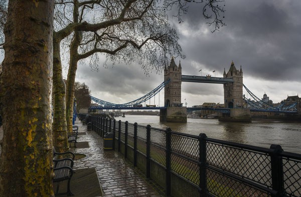 Vladimir Kostka, LONDON BRIDGE AND TOWER (Brücke, Towerbridge, Themse, Regen, London, Städte, Fotografie, Wunschgröße, Wohnzimmer, Treppenhaus, bunt)