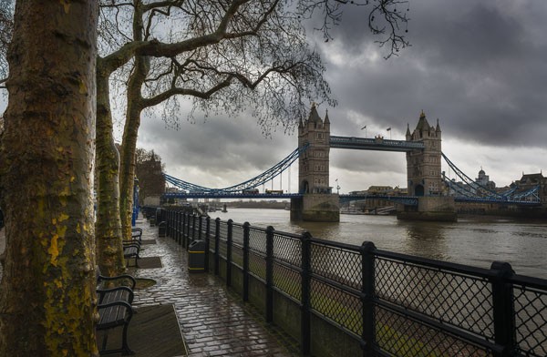 Vladimir Kostka, LONDON BRIDGE AND TOWER (Brücke, Towerbridge, Themse, Regen, London, Städte, Fotografie, Wunschgröße, Wohnzimmer, Treppenhaus, bunt)