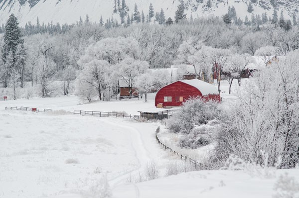 Vladimir Kostka, Dreamy Winter Farm (Landschaft, Winterlandschaft, Schnee, Einsamkeit, rotes Haus, mystisch, Fotokunst, Wunschgröße, Wohnzimmer, Treppenhaus, bunt)