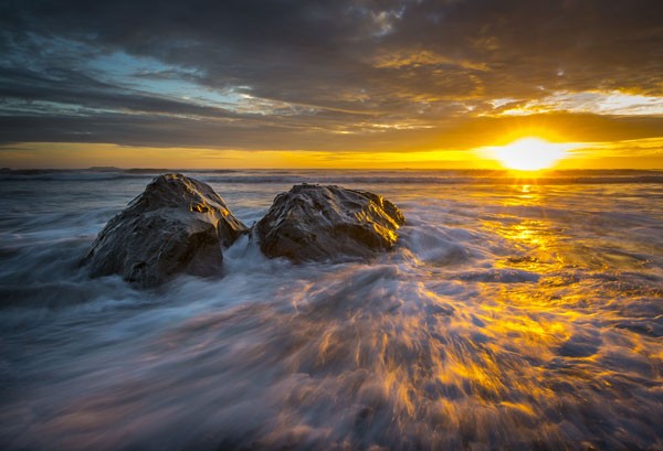 Vladimir Kostka, SUNSET OCEAN (Sonnenuntergang,Meeresbrise, Meer, Ozean, Strömung, Felsen, Horizont, Reflexionen, Spiegelungen, Stimmung, Fotokunst, Wunschgröße, Wohnzimmer, Treppenhaus, bunt)