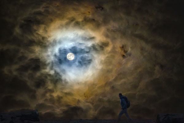 Vladimir Kostka, MOON WALKER (Wolken, Himmel, Drammatik, Vollmond, Spaziergänger, Fotokunst, Wunschgröße, Wohnzimmer, Treppenhaus,  bunt)