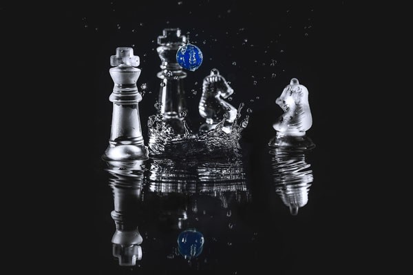 Vladimir Kostka, WATER CHESS II (Schachfiguren, Glasfiguren, Wasser, Spiegelungen, Wasserschach, Colorspot, Fotokunst, Wunschgröße, Wohnzimmer, Treppenhaus, blau/schwarz/weiß)