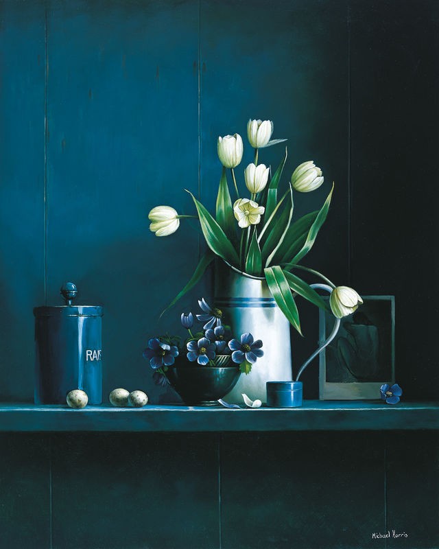 Michael Harris, Stillife in blue with tulips (Stillleben, Vase, Blumenvase, Tulpen, Schale, Tischtuch, Wunschgröße, Malerei, Wohnzimmer, Esszimmer, blau/ bunt)
