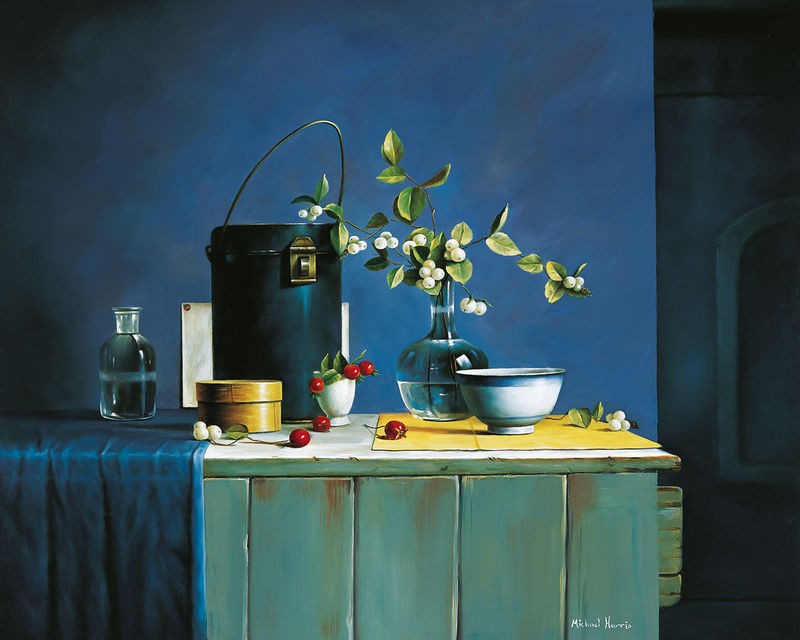Michael Harris, Stillife in blue (Stillleben, Vase, Blumenvase, Schale, Kirschen, Tischtuch, Wunschgröße, Malerei, Wohnzimmer, Esszimmer, blau/ bunt)