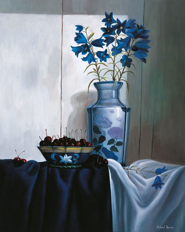 Michael Harris, Stillife in blue with cherries (Stillleben, Vase, Blumenvase, Schale, Kirschen, Tischtuch, Wunschgröße, Malerei, Wohnzimmer, Esszimmer, blau/ bunt)