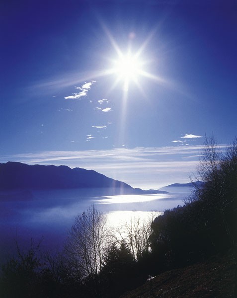 Gerd Weissing, IDYLLIC LAKE I (Landschaft, Sonne, Sonnenstrahlen, Himmel, See, Idylle, Wohnzimmer, Treppenhaus, Fotokunst, Wunschgröße, blau/grau)