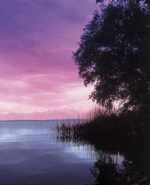 Gerd Weissing, IDYLLIC LAKE III (Landschaft, Dämmerung, Himmel, See, Horizont, Stille, Idylle, Wohnzimmer, Treppenhaus, Fotokunst, Wunschgröße, bunt)