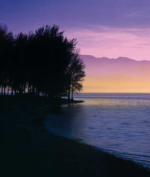 Gerd Weissing, IDYLLIC LAKE IV (Landschaft, Dämmerung, Himmel, See, Berge, Stille, Idylle, Wohnzimmer, Treppenhaus, Fotokunst, Wunschgröße, bunt)