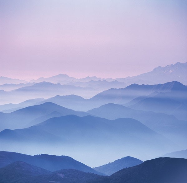 Gerd Weissing, BLAUE BERGE I (Landschaft, Dämmerung, Gebirge, Berge, Gipfel, Himmel, Ruhe, Stille, Wohnzimmer, Treppenhaus, Fotokunst, Wunschgröße, bunt)