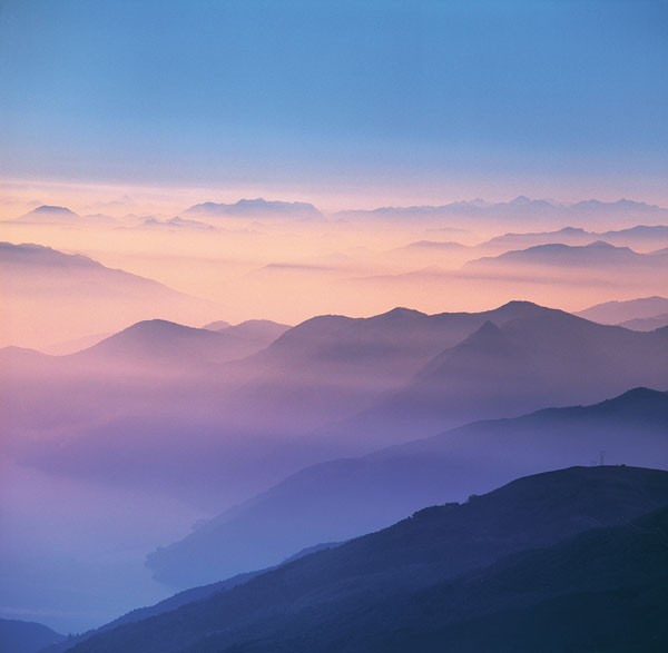 Gerd Weissing, BLAUE BERGE II (Landschaft, Dämmerung, Gebirge, Berge, Gipfel, Dunst, Himmel, Ruhe, Stille, Wohnzimmer, Treppenhaus, Fotokunst, Wunschgröße, bunt)