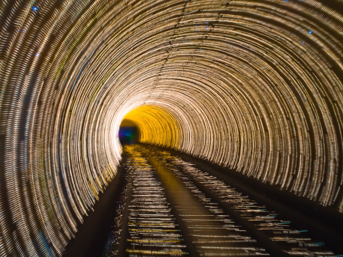 Konfiguration benutzen (Tunnel, Architektur, China, Lichteffekte, Geschwindigkeit, Lichtspuren, Wunschgröße, Fotokunst, Wohnzimmer, Treppenhaus,  leuchtend, bunt)