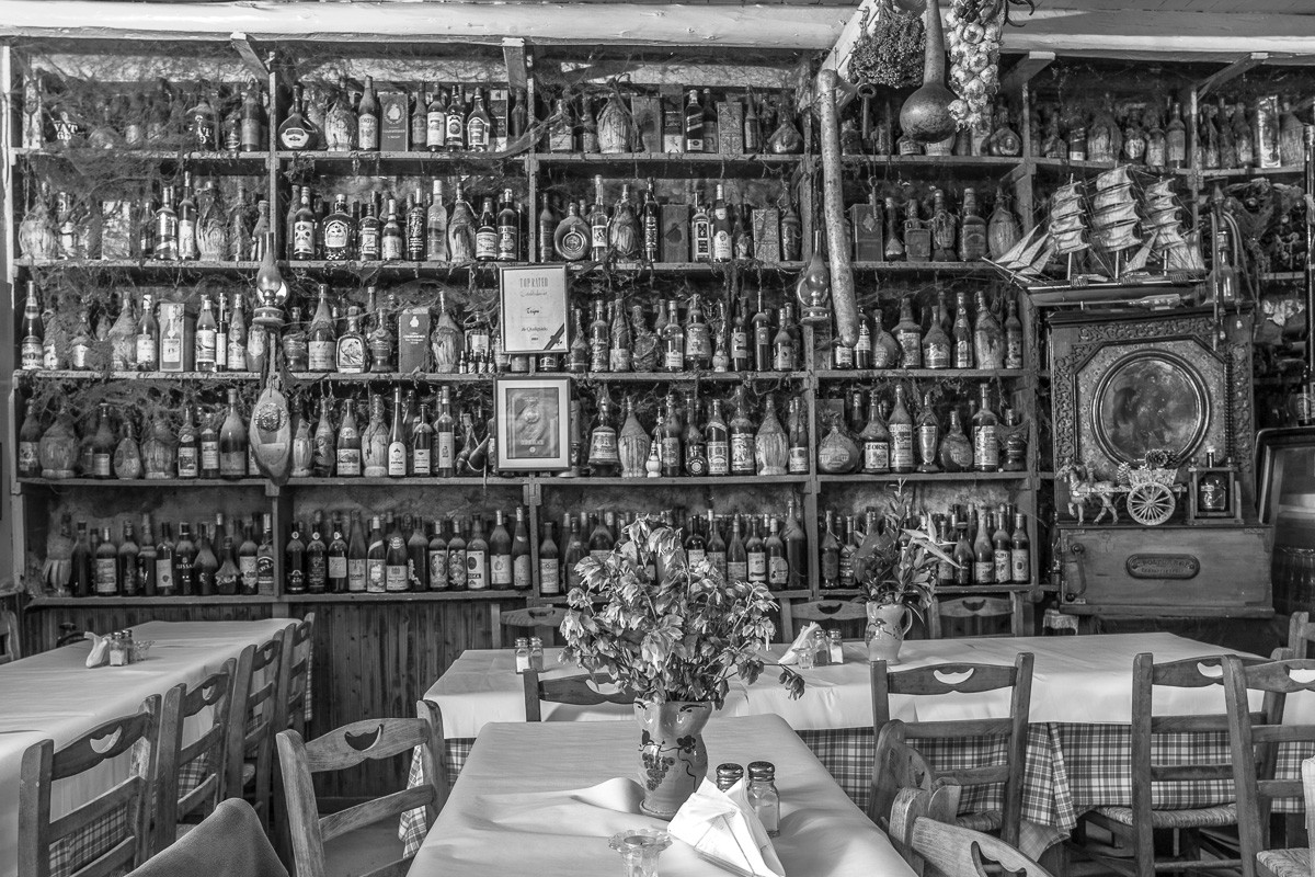 Konfiguration benutzen (Spiritousen, Laden, Geschäft, Regale, Alkohol, Restaurant, Nostalgie, Wunschgröße, Fotokunst, Wohnzimmer, Bar, Gastronomie,  schwarz/weiß)