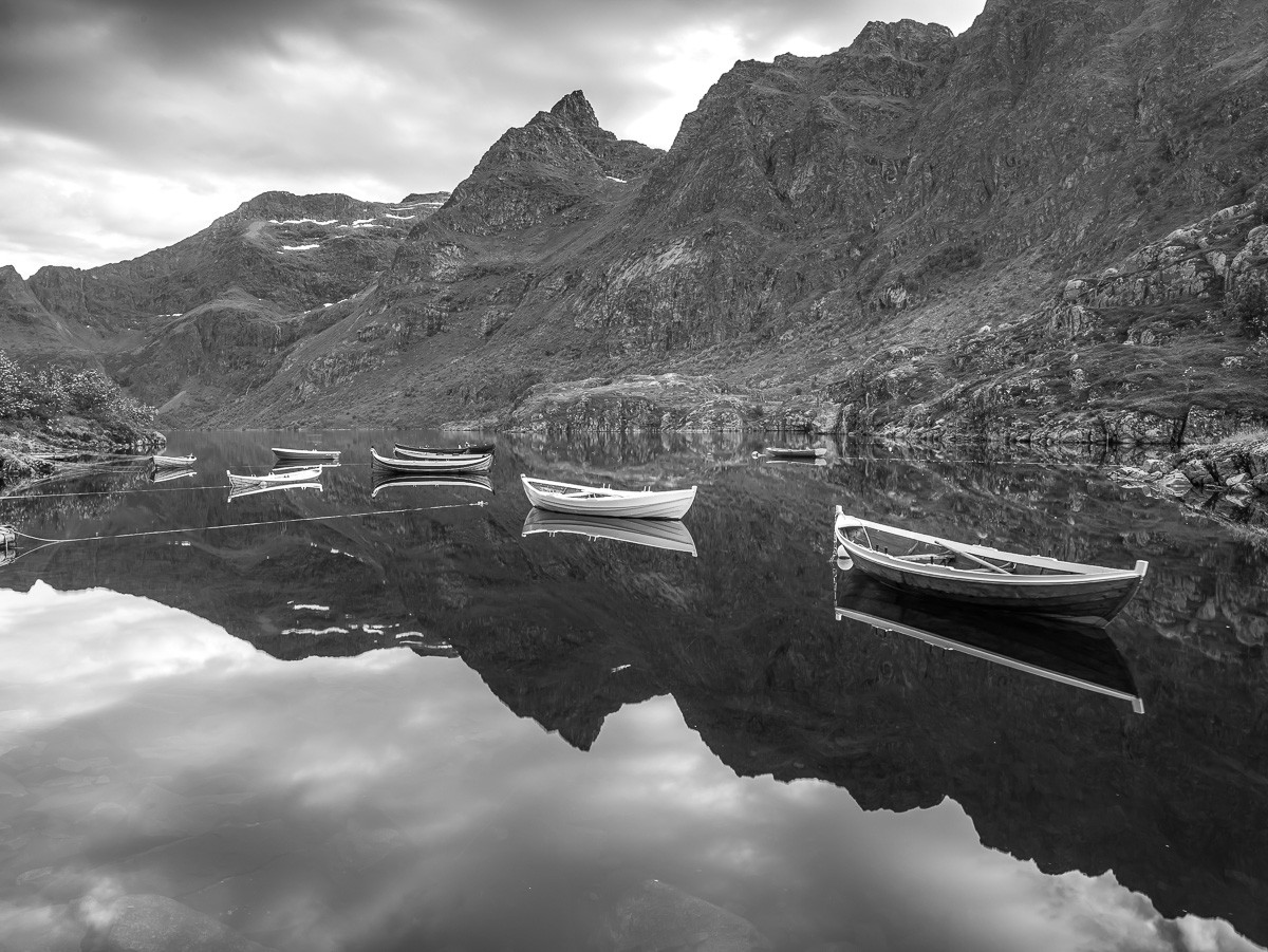 Konfiguration benutzen (Landschaft, Norwegen, Fjord, Inseln, Boote, Ruhe, Stille, Berge, Wunschgröße, Fotografie, Wohnzimmer, Treppenhaus, schwarz/weiß)