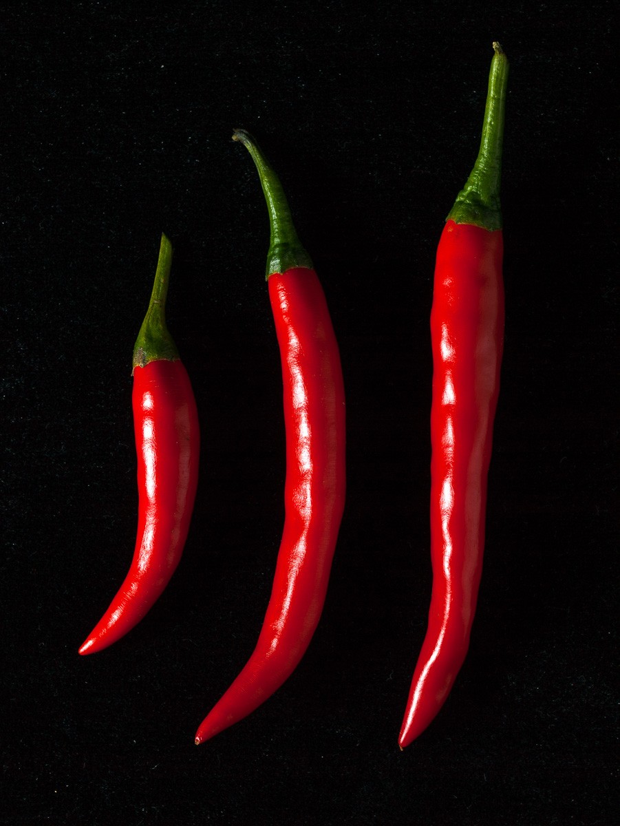 Konfiguration benutzen (Pfefferschote, Peperoni, Küche, Kochen, Gemüse, Wunschgröße, Fotokunst, Esszimmer,  schwarz/rot)