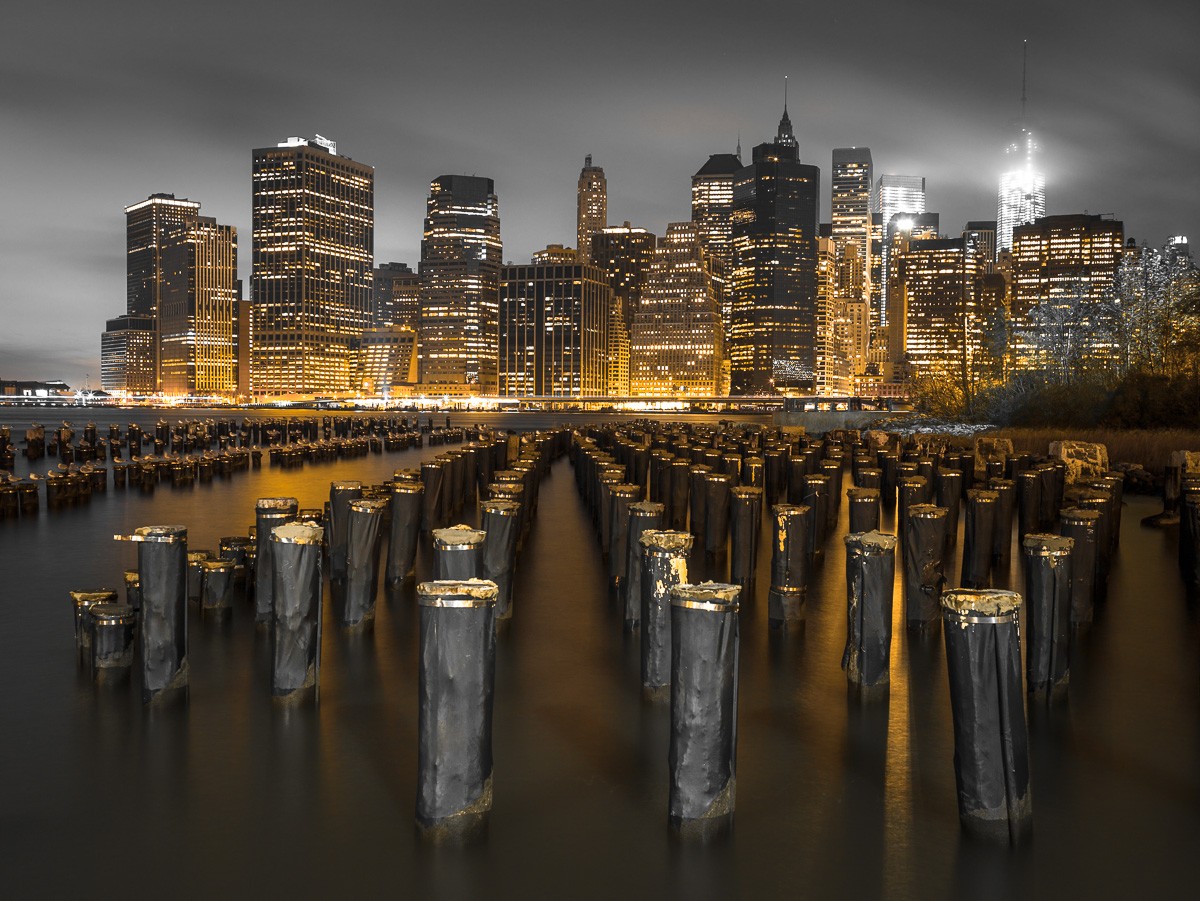 Konfiguration benutzen (Großstädte, Metropole, New York, Skyline, Fluss, Pier, Pfähle, Spiegelungen, Nachtszene, Beleuchtung, Wunschgröße, Fotokunst, Colorspot, Wohnzimmer, Treppenhaus, schwarz/weiß/gelb)