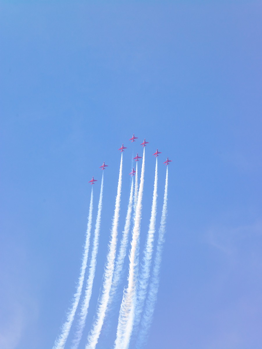 Konfiguration benutzen (Fliegerstaffel, Kunstflieger, Flugzeuge, Flugshow, Himmel, Kondenzstreifen, Luftakrobaten,  Wunschgröße, Fotokunst, Wohnzimmer, Treppenhaus, bunt)