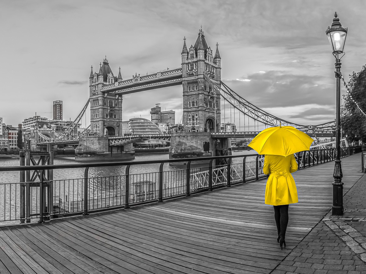 Konfiguration benutzen (Städte, Metropole, London, Architektur, Brücke, Wahrzeichen, Fluss, Themse,  Frau, gelber Mantel, gelber Regenschirm, Colorspot, Wunschgröße, Fotokunst, Wohnzimmer, Treppenhaus, schwarz/weiß/gelb)