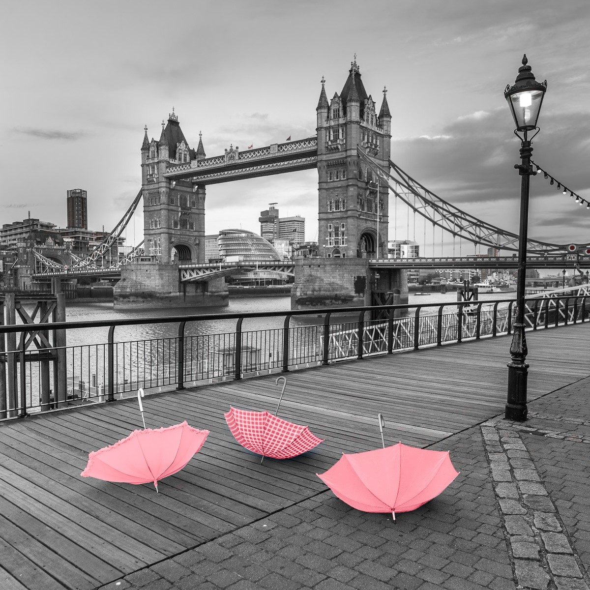 Konfiguration benutzen (Städte, Metropole, London, Architektur, Brücke, Wahrzeichen, Fluss, Themse,  rotkarierte Regenschirme, Colorspot, Wunschgröße, Fotokunst, Wohnzimmer, Treppenhaus, schwarz/weiß/rot)