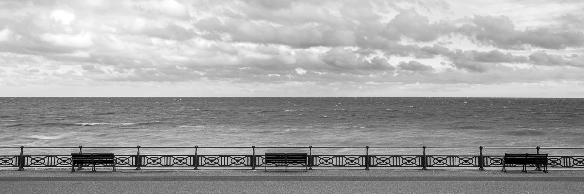 Konfiguration benutzen (Meer, Küste, Bänke, Horizont, Meeresbrise, Wunschgröße, Fotokunst, Wohnzimmer, Treppenhaus, schwarz/weiß)