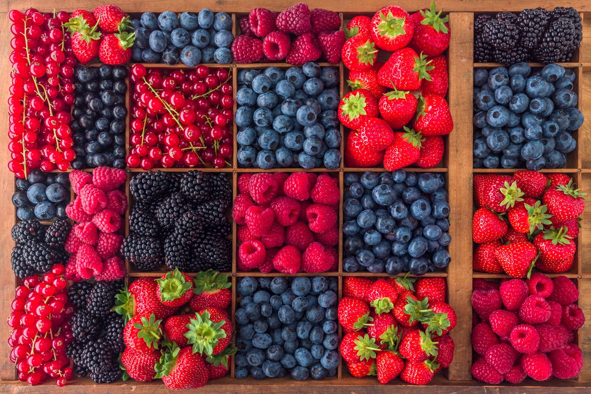 Konfiguration benutzen (Beere, Früchte, Obst, Box, Schachtel, Holzkiste, Gesundheit, Nahrungsmittel, Wunschgröße, Fotografie, Aufsicht Küche, Gastronomie, bunt)