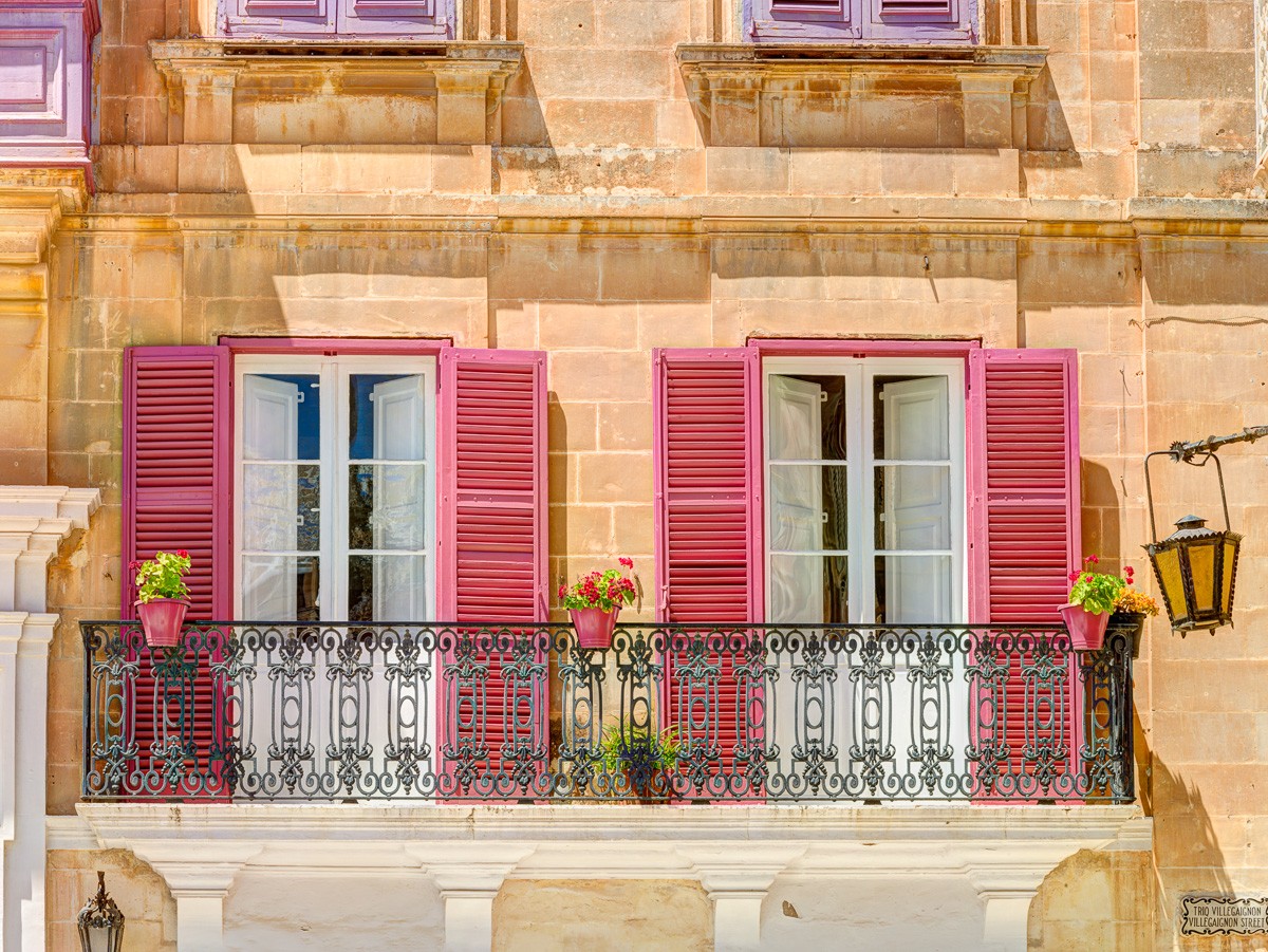 Konfiguration benutzen (Architektur, schmale Gebäude, traditionelles Haus, Fensterläden, Balkon, Malta, Altstadt, Wunschgröße, Fotografie, Wohnzimmer, Treppenhaus, bunt)