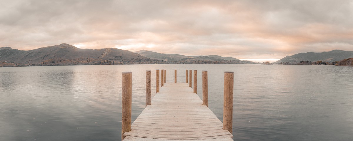 Konfiguration benutzen (Landschaft, See, Berge, Hügel, England, Stille, Steg, Pier, Holzbohlen, Wunschgröße, Fotokunst, Wohnzimmer, Treppenhaus, bunt)