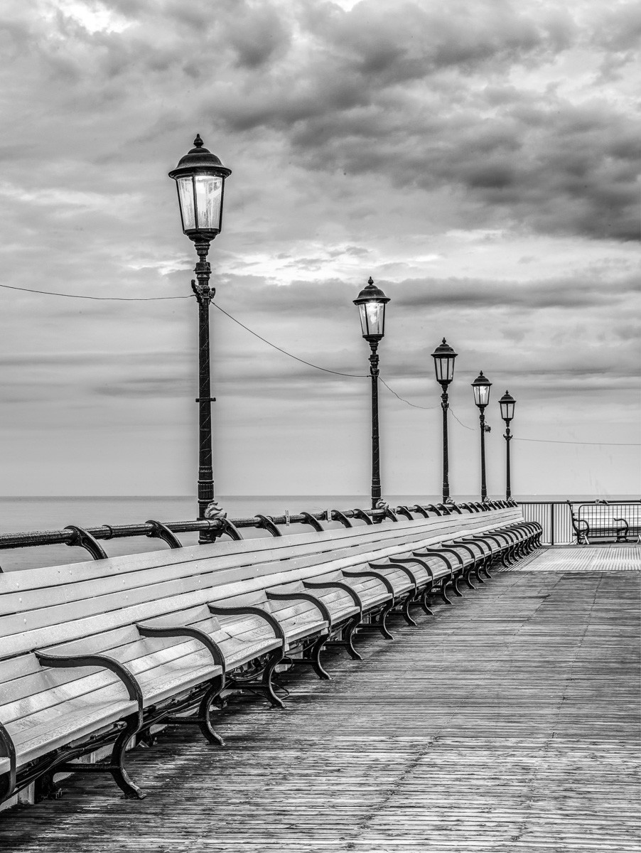 Konfiguration benutzen (Steg, Anlegesteg, Laternen, Bänke, Meer, Wolken, maritim, England, Wunschgröße, Fotokunst, Wohnzimmer, Treppenhaus, schwarz/weiß)