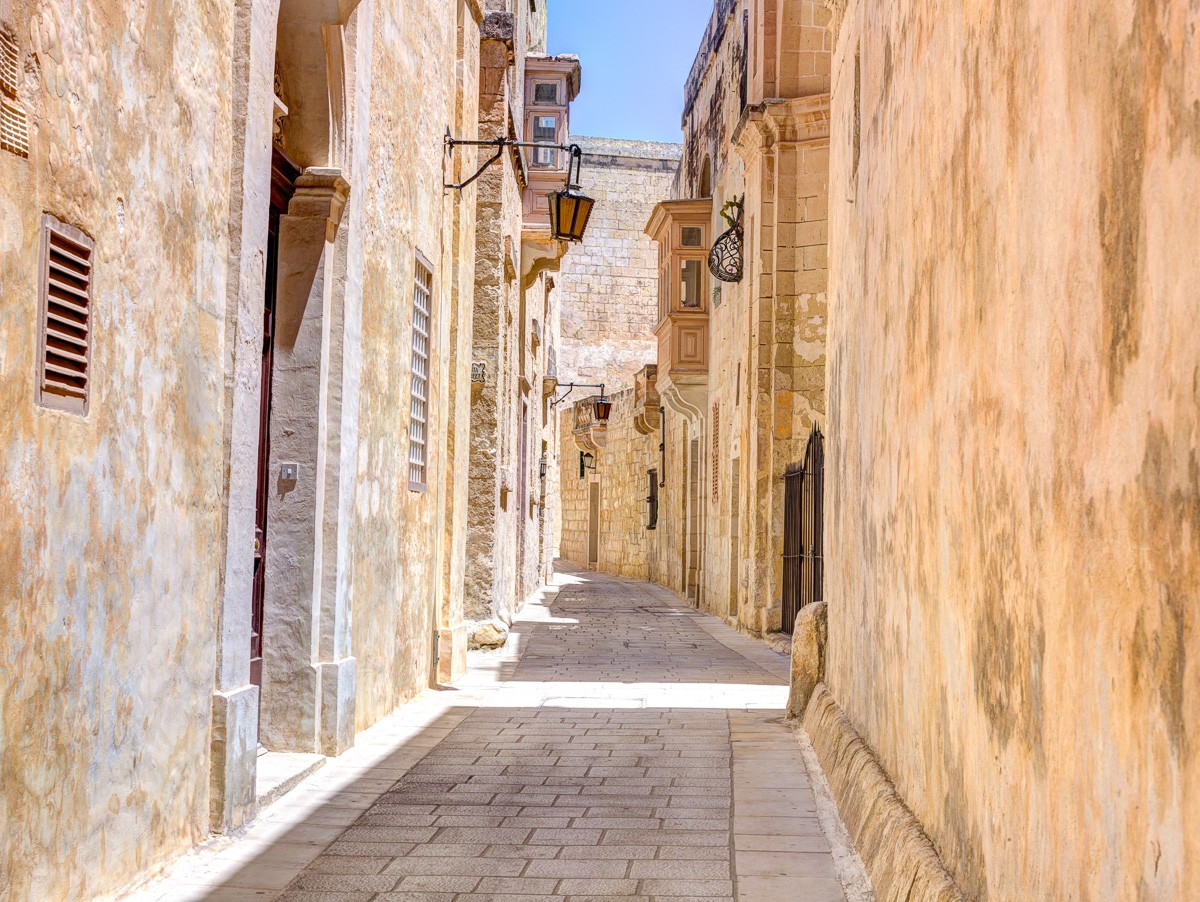 Konfiguration benutzen (Architektur, schmale Straße, Gebäude,Häuser, Malta, Altstadt, Wunschgröße, Fotografie, Wohnzimmer, Treppenhaus, bunt)