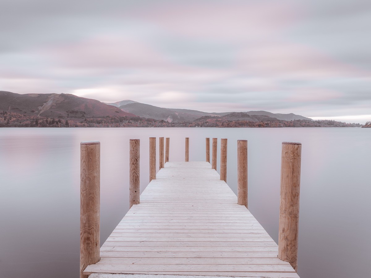 Konfiguration benutzen (Landschaft, See, Berge, Hügel, England, Stille, Steg, Pier, Holzbohlen, Wunschgröße, Fotokunst, Wohnzimmer, Treppenhaus, bunt)
