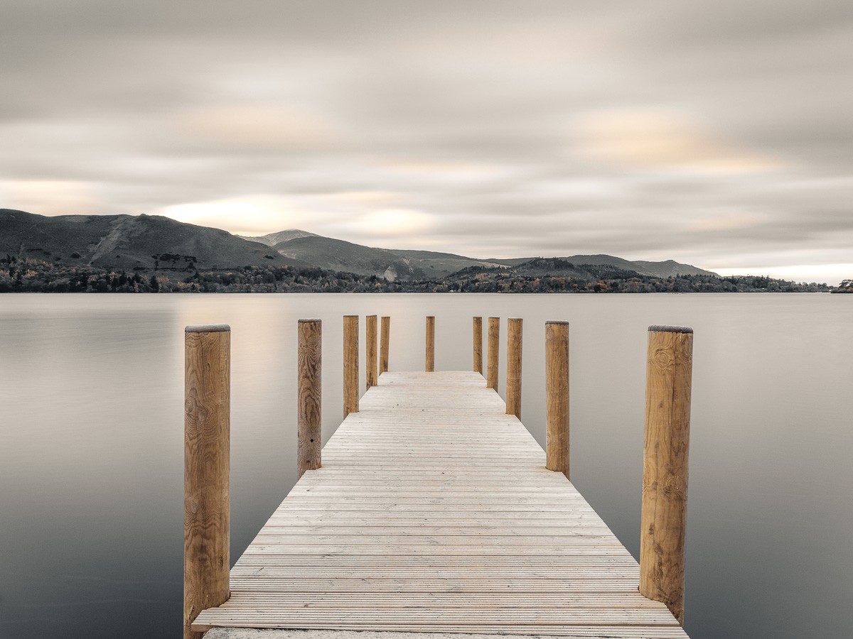 Konfiguration benutzen (Landschaft, See, Berge, Hügel, England, Stille, Steg, Pier, Holzbohlen, Wunschgröße, Fotokunst, Wohnzimmer, Treppenhaus, bunt)