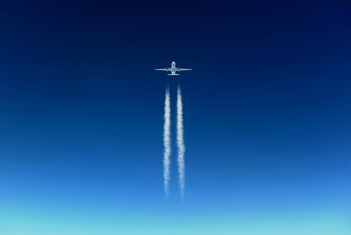Hady Khandani, AIRBUS A330 WITH TRAILS IN FLIGHT (Flugzeug, Airbus, Flug, Kondenzstreifen, blauer Himmel, Fotokunst, Wunschgröße, Wohnzimmer, Treppenhaus, blau / weiß)