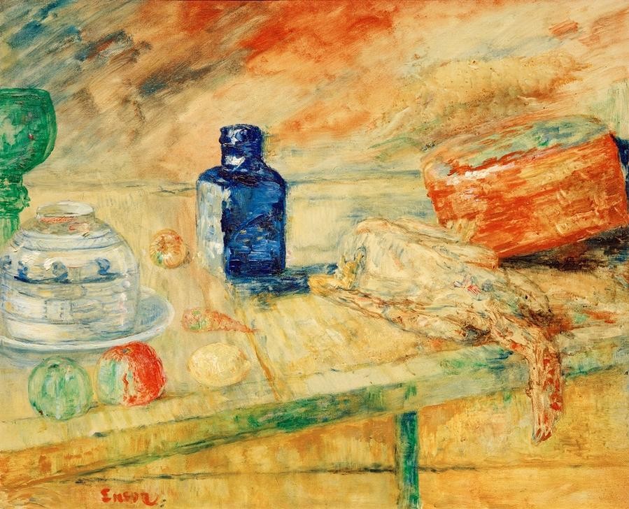 James Ensor, Der blaue Flakon (Apfel,Früchte,Glas,Kunst,Obst,Impressionismus,Nahrungsmittel,Tisch,Stillleben,Chinoiserie,Belgische Kunst,Weinglas,Gefäss,Dose,Zitrone,Trinkglas,Flakon,Signatur,Geschirr (Haushalt))